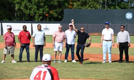 Comisionado Noboa realiza suerte de honor en partido Licey
