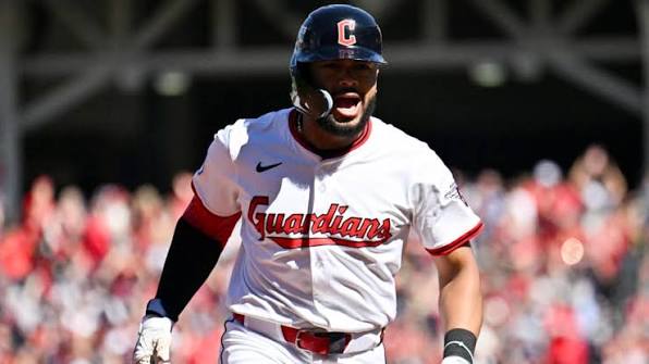 Guardianes fuerzan Juego 3 con poder ofensivo en la octava entrada