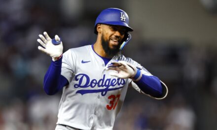 Teoscar Hernández impone la ráfaga activa más larga de hits en playoffs de MLB