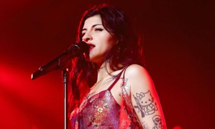 Cazzu se la deja caer a Nodal durante concierto