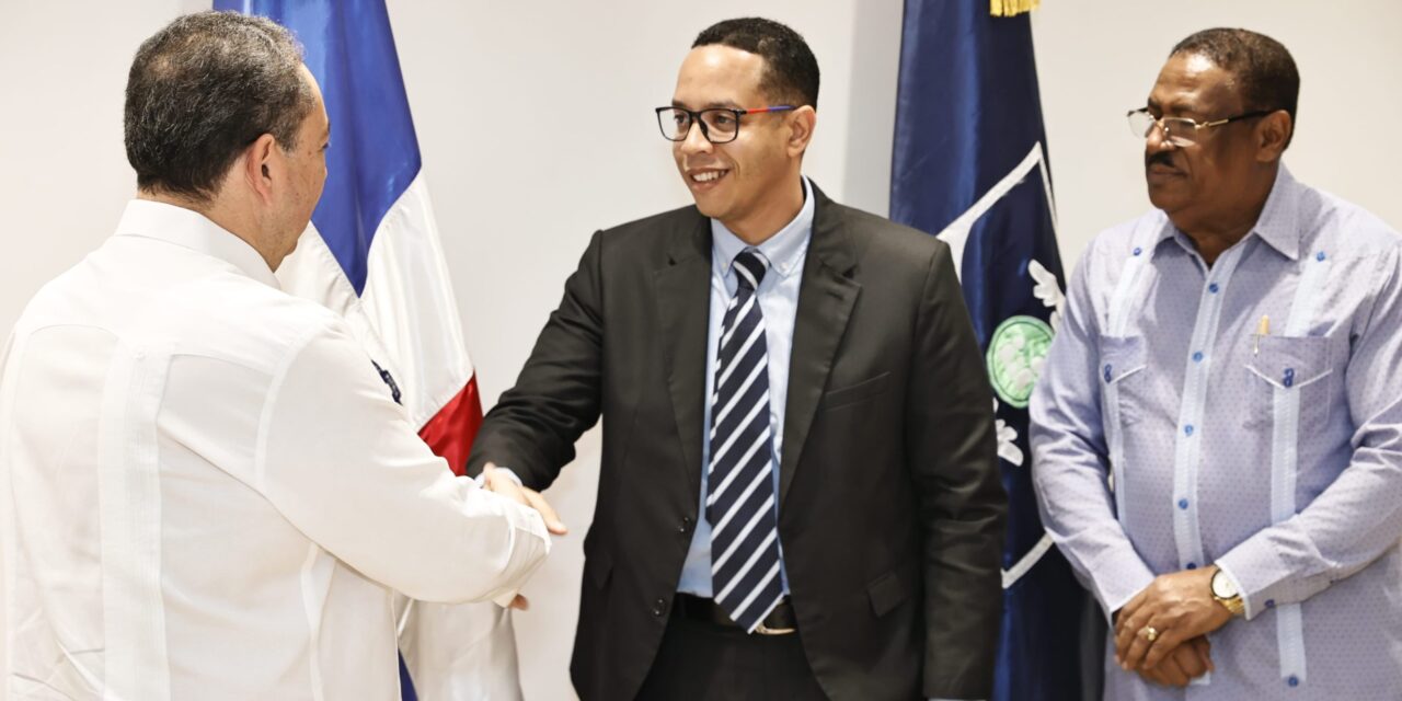 SNS juramenta nuevo director del Hospital Municipal de Boca Chica