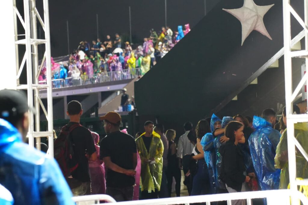 Pese a la lluvia, cientos de fans llegan al concierto de Ilegales en Santo Domingo