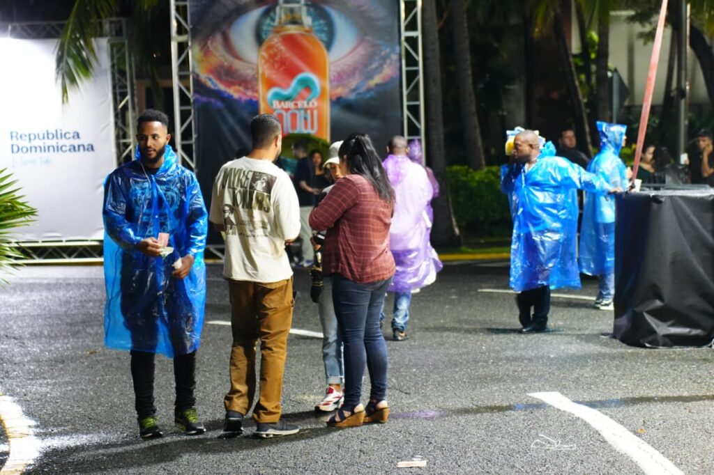 Pese a la lluvia, cientos de fans llegan al concierto de Ilegales en Santo Domingo