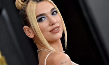 Dua Lipa sorprende cantando “Antología” de Shakira en Colombia