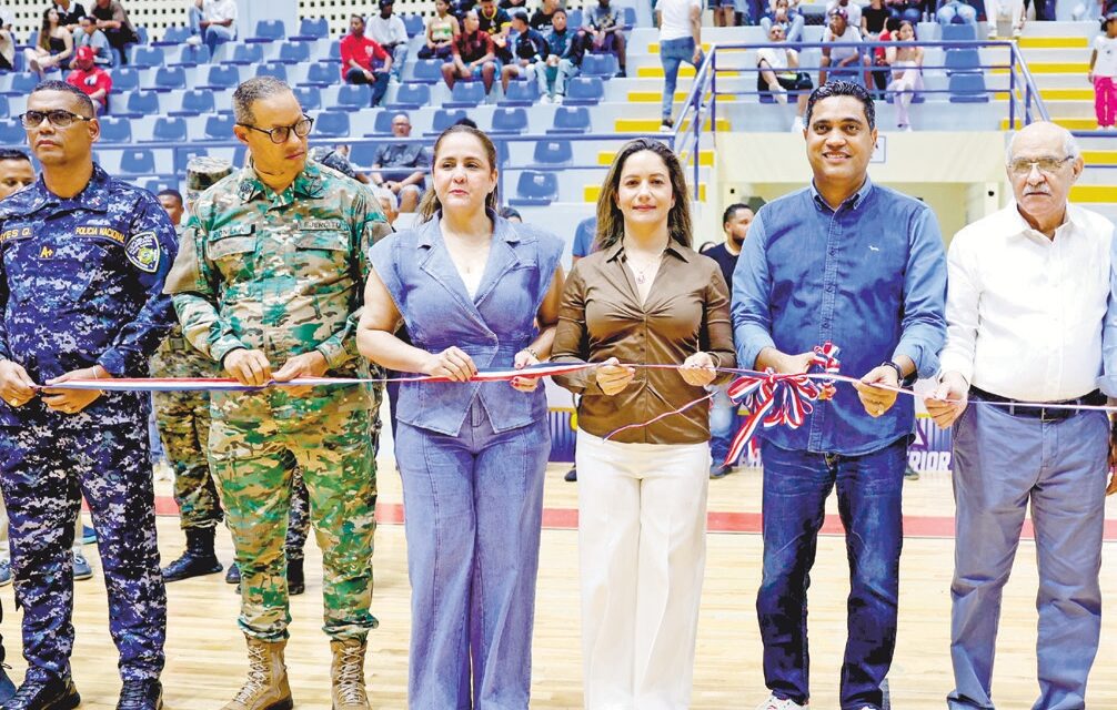 El ministro Kelvin Cruz entrega polideportivo Mao