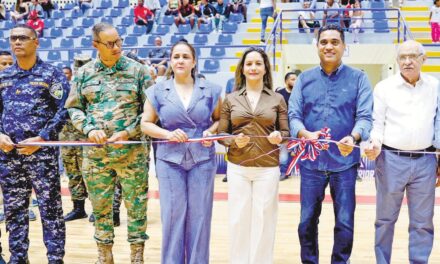 El ministro Kelvin Cruz entrega polideportivo Mao