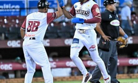 Gigantes se sacuden frente a Leones y ganan su primer partido de la temporada