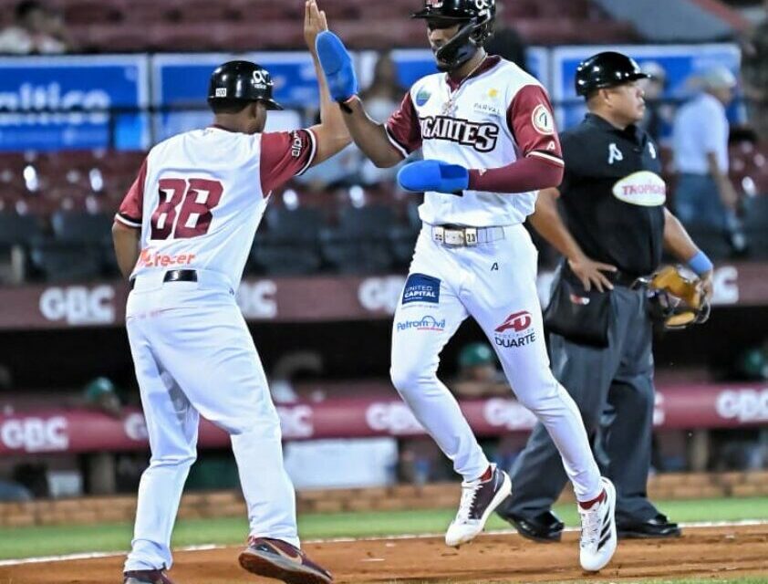 Gigantes se sacuden frente a Leones y ganan su primer partido de la temporada