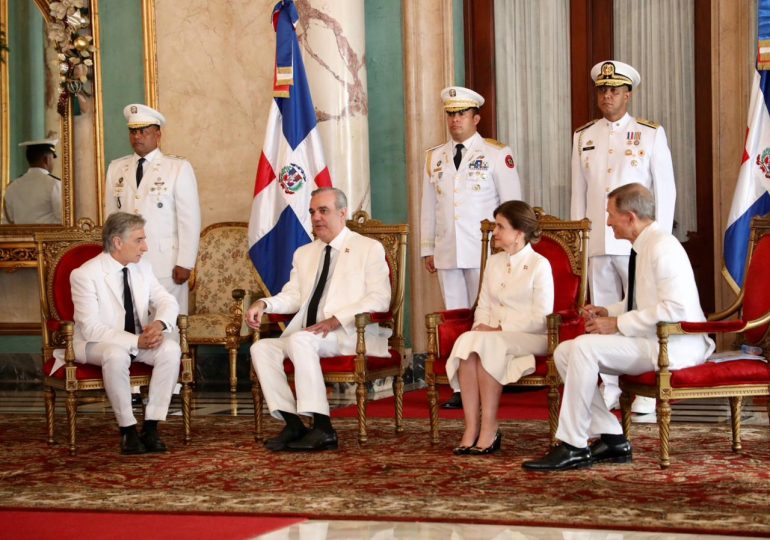 Abinader da la bienvenida a siete nuevos embajadores
