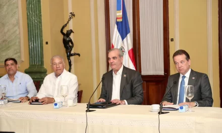 Abinader garantiza suministro y precios estables para la temporada navideña