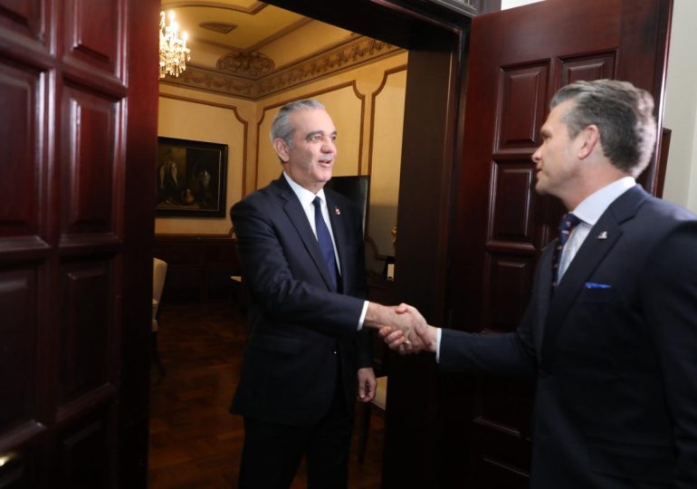 Abinader recibe a Pete Hegseth en Palacio Nacional