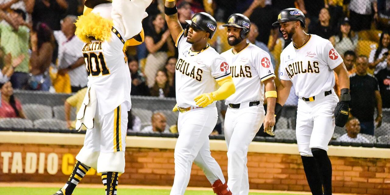 Las Águilas siguen invencibles en Santiago; vencen a los Toros 13-9 en fiesta de palos