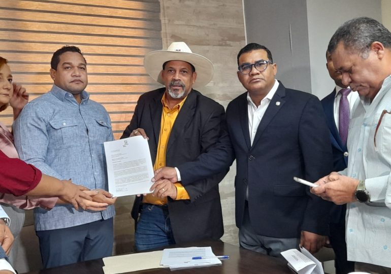 Alcalde de Dajabón propone esquema de ley para regular traspaso de terrenos a extranjeros en provincias fronterizas