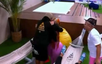 Gracie Bon le da un regalo a La Fruta por su cumpleaños