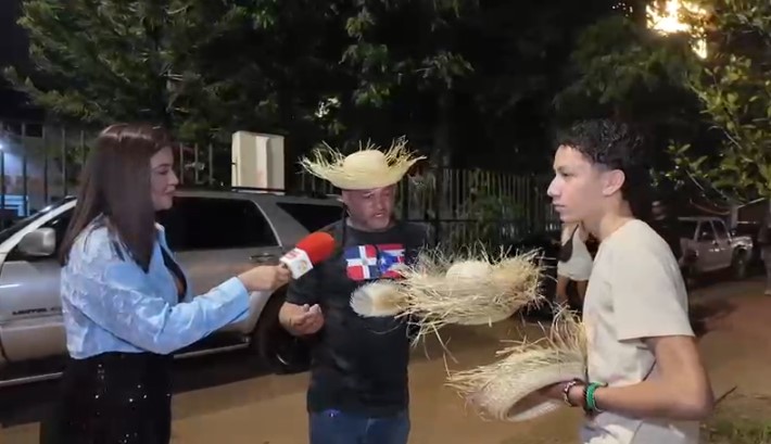 Los vendedores causan revuelo exterior del concierto de Bad Bunny