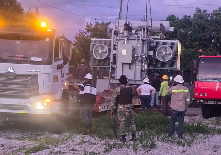 Edeeste traspasa transformador de potencia a Miches en medio de tensiones en Nisibón