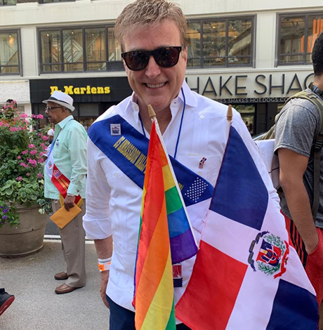 El ex embajador de Estados Unidos Wally Brewster oficia boda mariquita en Santiago