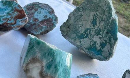 El país ha exportado más de 291.000 libras de larimar este año