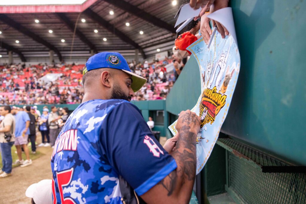 Eladio Carrión celebra con éxito la quinta edición de SAUCEGIVING - Noticias de hoy en República Dominicana | último minuto