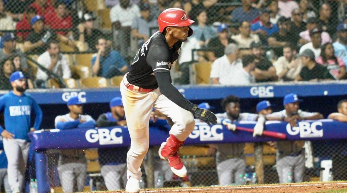 Erick González, con sencillo, deja en circunscripción al Licey