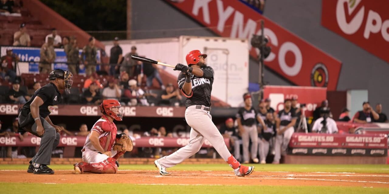 Gavin y Cordero impulsan triunfo de los Leones del Escogido en San Francisco de Macorís
