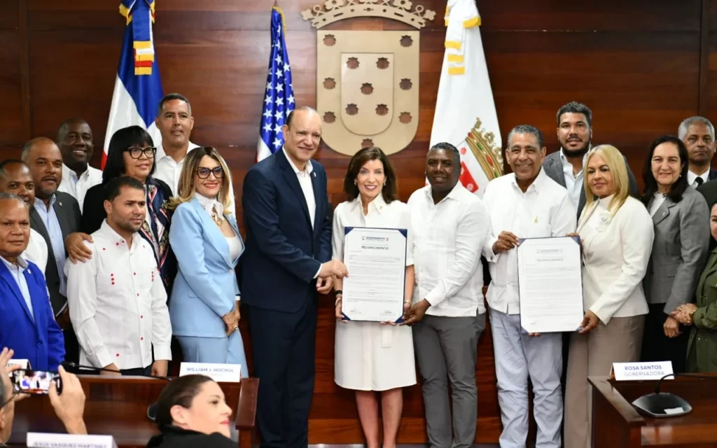 Gobernadora de Nueva York Kathy Hochul recibe Llave de la Ciudad de Santiago