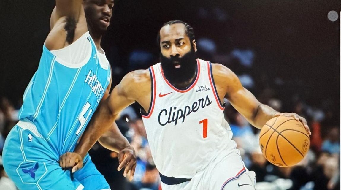 Harden anota 55 puntos y Clippers vencen 131-116 a Hornets