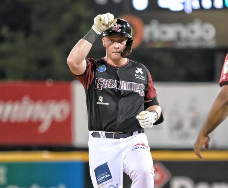 Jake Holton emerge como héroe con doblete cardinal en triunfo de los Gigantes sobre las Águilas