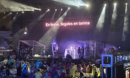 Concierto de Ilegales continúa a pesar de la tempestad