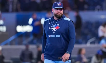 Toronto retiene al dirigente John Schneider y los Dodgers al antesalista Max Muncy