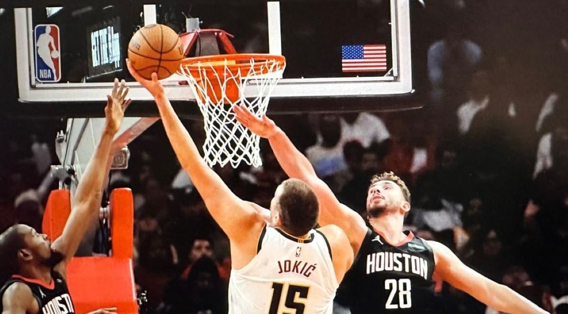 Jokic anota 34 puntos y Nuggets vencen a Rockets por 112-109