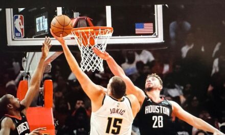Jokic anota 34 puntos y Nuggets vencen a Rockets por 112-109