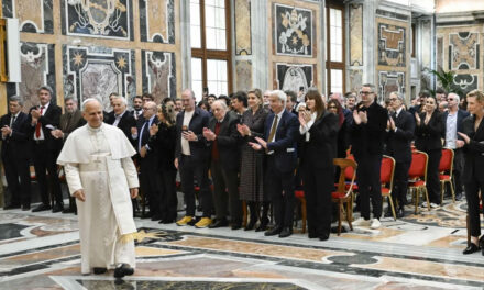León XIV denuncia que el cine está en «peligro» e insta a proteger su «valor social»