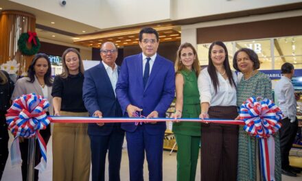 Ministro Collado candela “guerreros” a empresarios en feria de Santiago