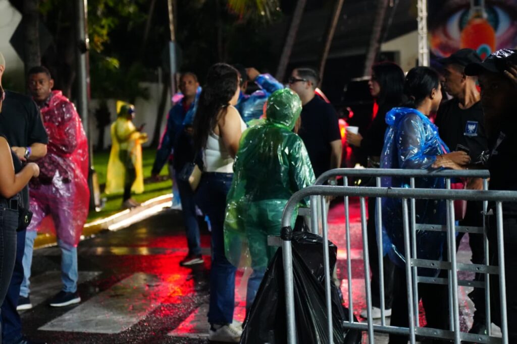Pese a la lluvia, cientos de fans llegan al concierto de Ilegales en Santo Domingo