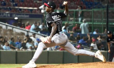 Lockhart y Valdez combinan dominio en blanqueada 5-0 del Escogido sobre el Licey