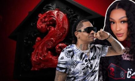 La Perversa hace un emotivo seña con el Capitán Aló al entregarle su premio en “La Casa de Alofoke 2”