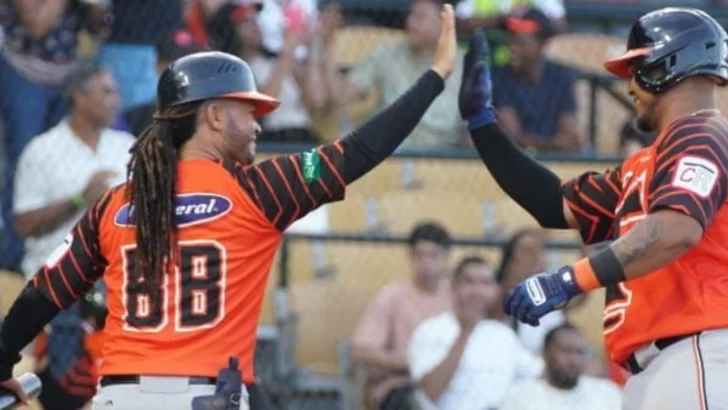 Ronaldo Hernández conecta grand slam y lidera convincente triunfo de los Toros sobre el Escogido