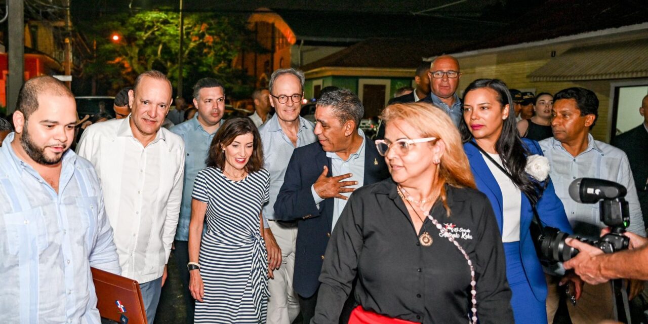 Santiago recibe a la Gobernadora de Nueva York Kathy Hochul en visitante oficial