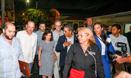 Santiago recibe a la Gobernadora de Nueva York Kathy Hochul en visitante oficial