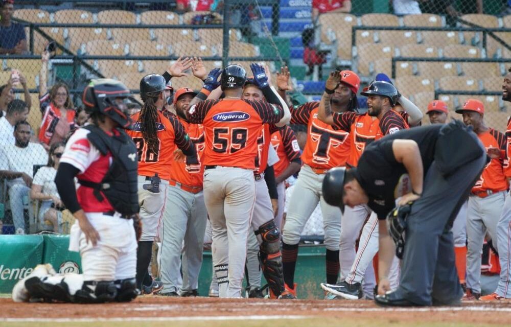 Ronaldo Hernández, Eloy Jiménez y Jeimer Candelario lideran paliza de los Toros sobre los Leones