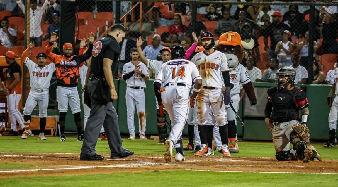 Toros del Este desatan furioso ataque para derrotar Leones