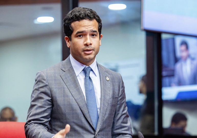 “Una portada muy triste”: Omar reacciona a portada de periódico sobre salarios por debajo de los 52 mil pesos