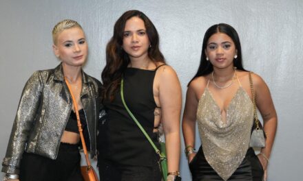 Brillo y elegancia predominan en las miradas del sabido asistente al concierto de Pedro Capó