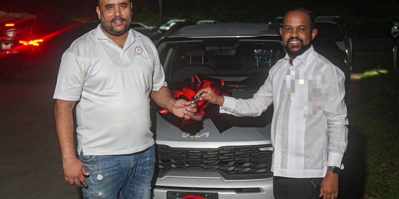 Alofoke Media Group sorprende con un transporte al coordinador de informativos de De Ultimo Minuto