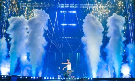 Mora deslumbró en RD con espectáculo de luces, fuego y conexión que resonó en el Elipse