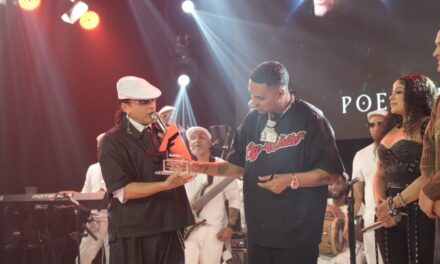 Alofoke Media Group reconoce a Elvis Crespo por su trayectoria