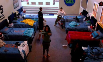 Música, besos y un motor encendido.