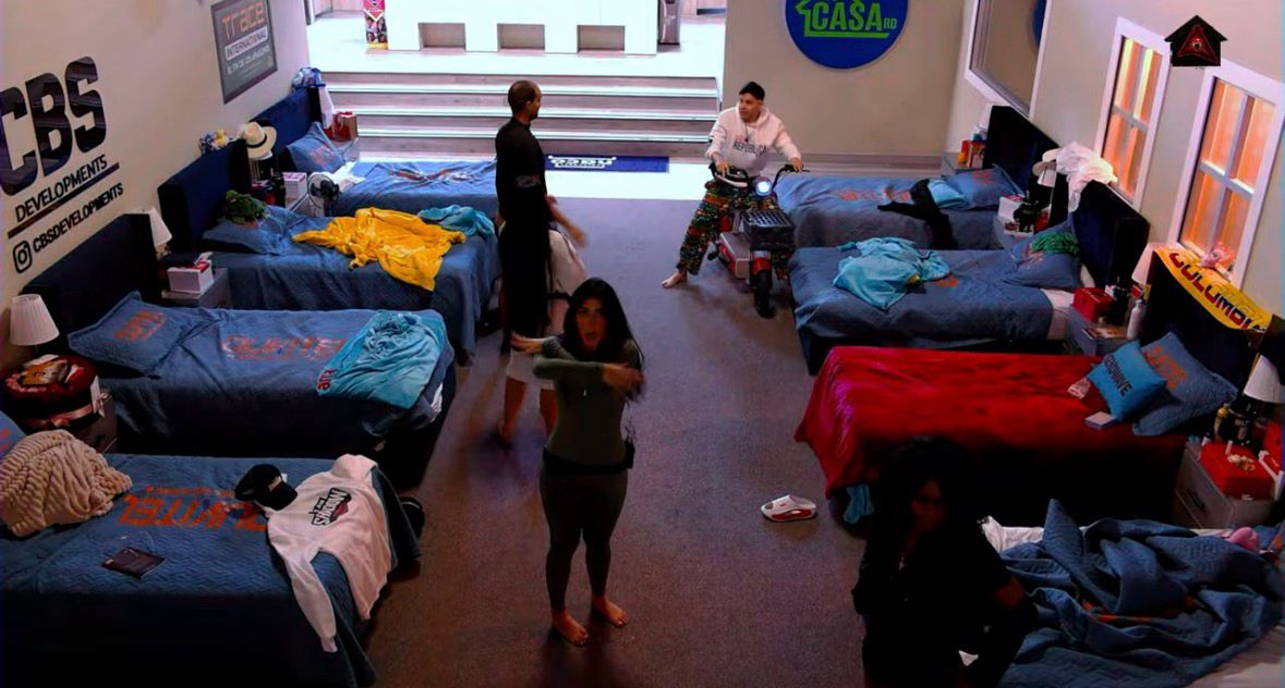 Música, besos y un motor encendido.