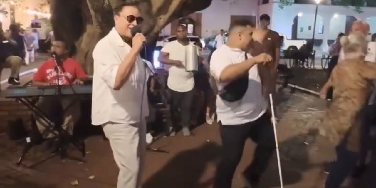 Video: Elvis Crespo canta con bandada de músicos ciegos en la Ciudad Colonial